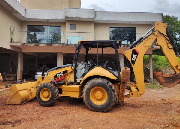 Retroescavadeira Caterpillar 416 E ano 2013
