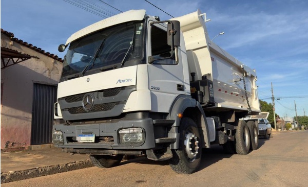 Caminhão Mercedes Benz Axor 3131 ano 2014