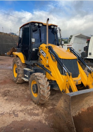 Retroescavadeira JCB 3CX ano 2023