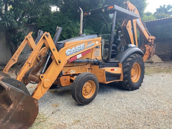 Retroescavadeira Case 580 N  ano 2015