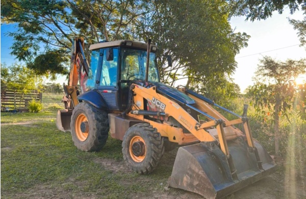 Retroescavadeira JCB 3CX ano 2013