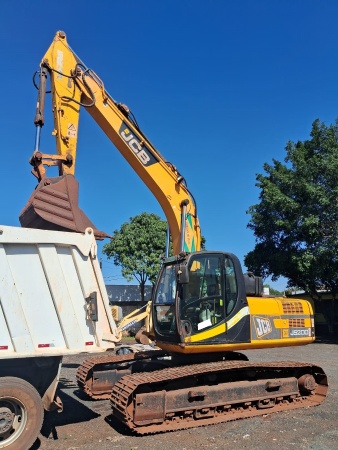 Escavadeira JCB JS200 LC ano 2008