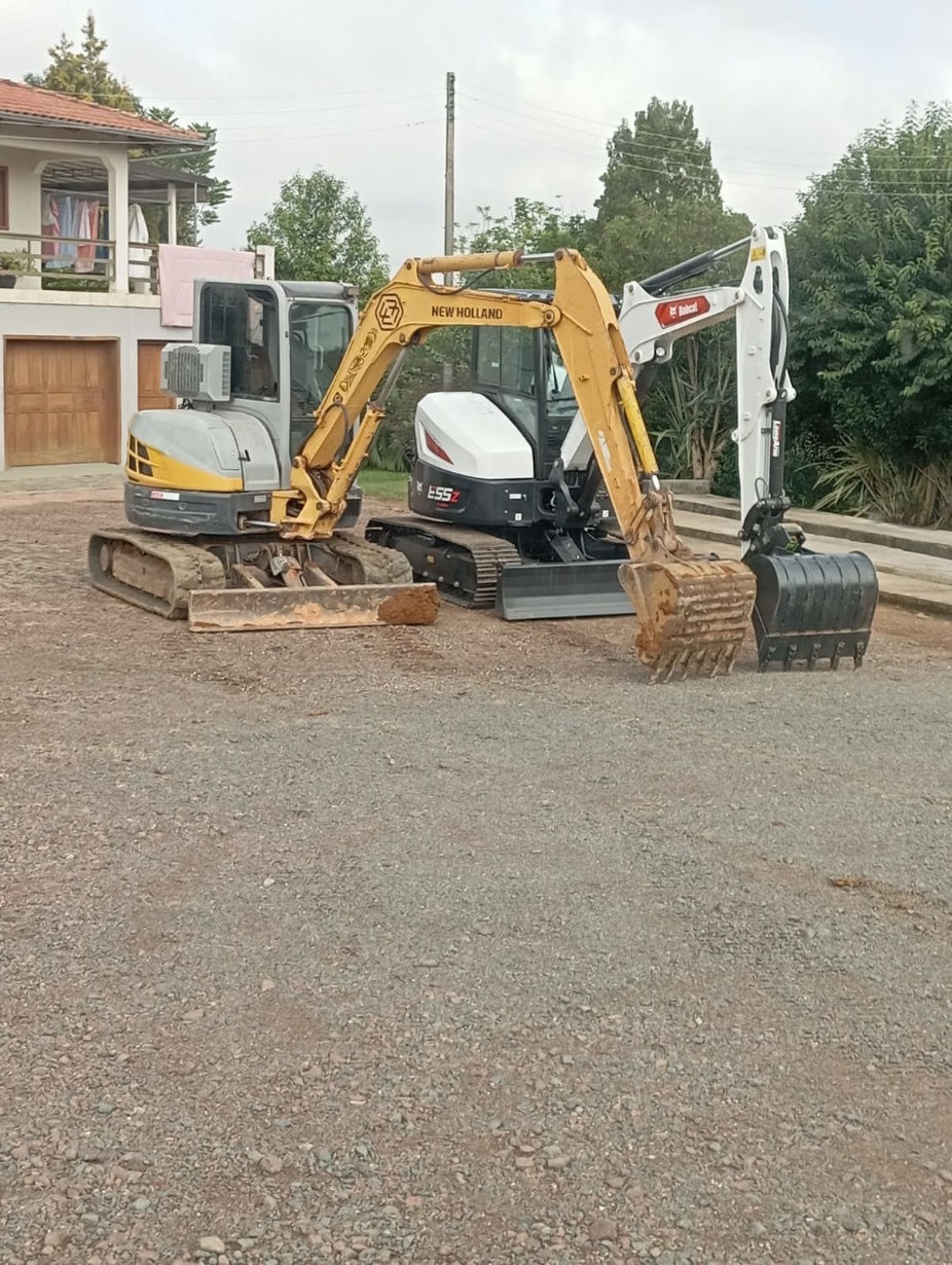 Mini Escavadeira New Holland E50 ano 2011