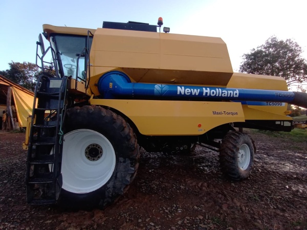 Colheitadeira New Holland TC 5090   ano 2011