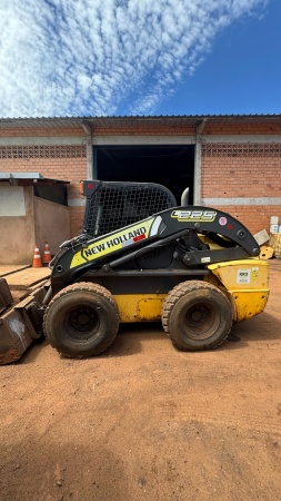 Mini Carregadeira New Holland L225 ano 2017
