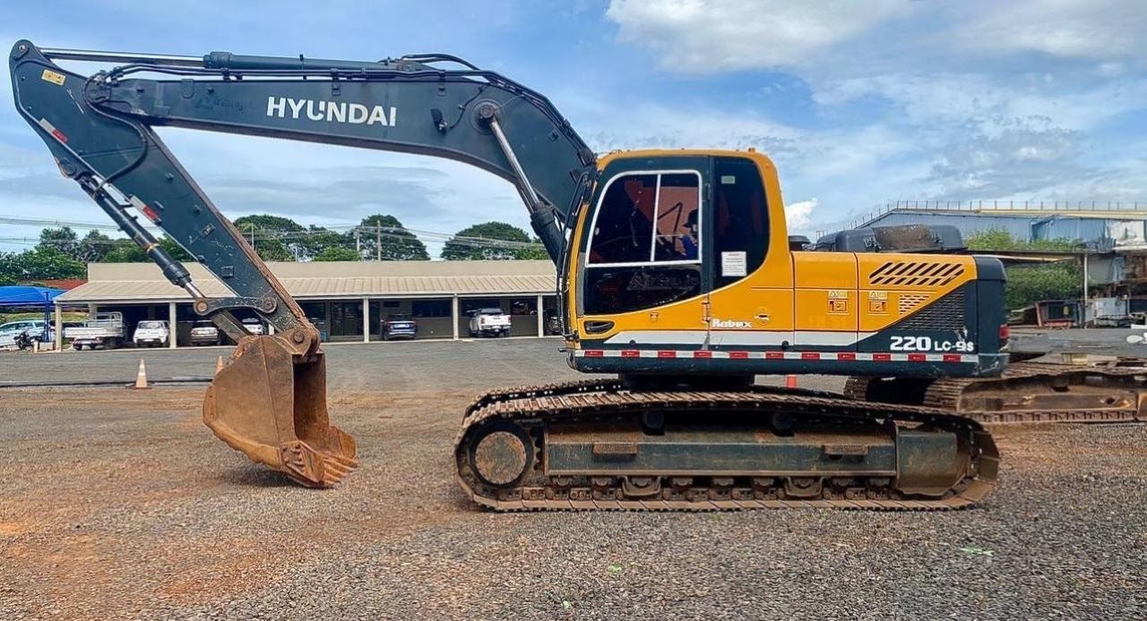 Escavadeira Hyundai 220LC-9S ano 2013