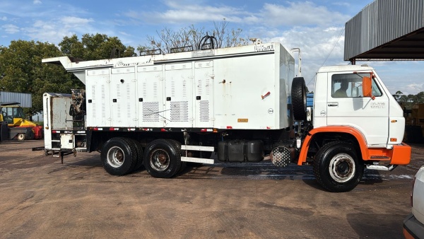 Caminhão Volkswagen 26220 6X4 ano 2010