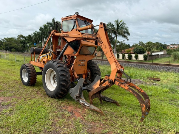 Trator Valtra BM 100 4x4 ano 2011
