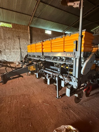 Plantadeira Valtra BP1106 ano 2015