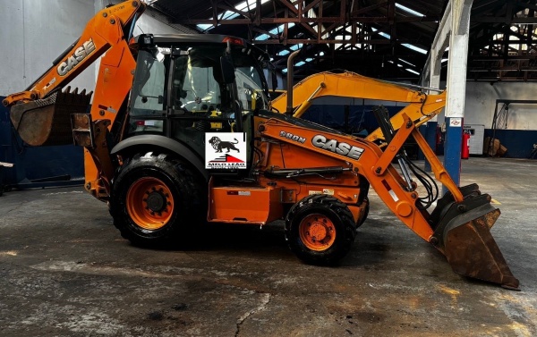 Retroescavadeira Case 580 N  ano 2015
