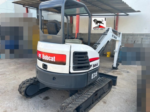 Mini Escavadeira Bobcat E35 ano 2011