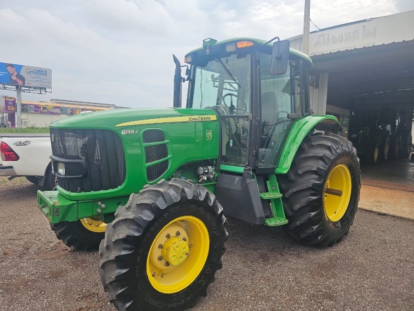 Trator John Deere 6130J ano 2012