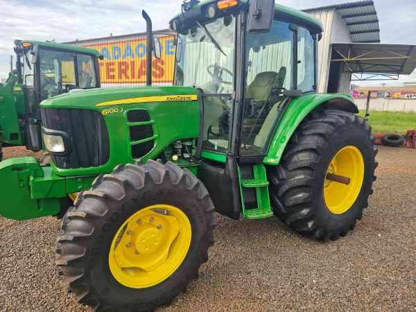 Trator John Deere 6100J ano 2018