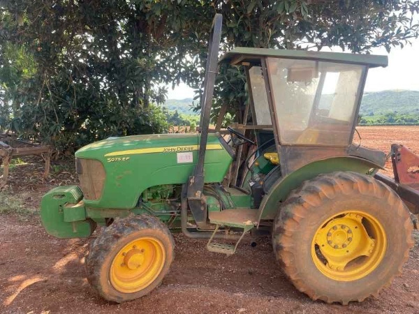 Trator John Deere 5075EF ano 2017