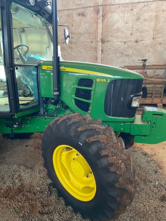 Trator John Deere 6125 J ano 2025