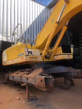 Escavadeira Komatsu PC200-8 ano 2010