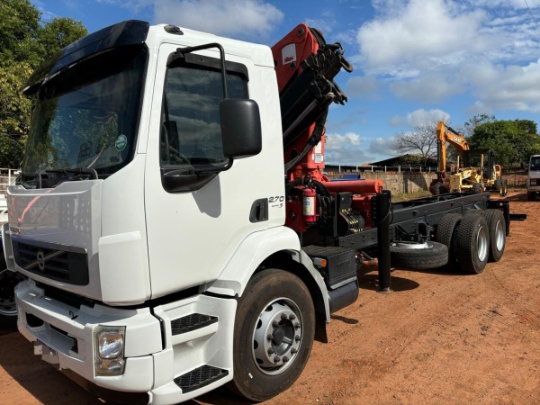 Caminhão Volvo 270 ano 2013