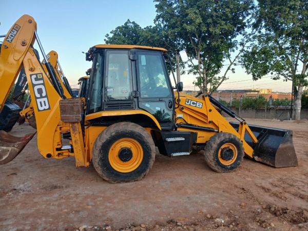 Retroescavadeira JCB 3CX ano 2021