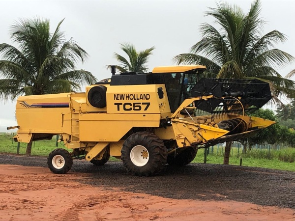 Colheitadeira New Holland TC 57 ano 1999