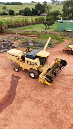 Colheitadeira New Holland TC 57 ano 1999