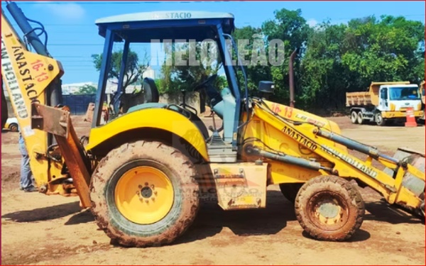 Retroescavadeira New Holland LB 90 ano 2009
