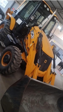 Retroescavadeira JCB 3CX ano 2024