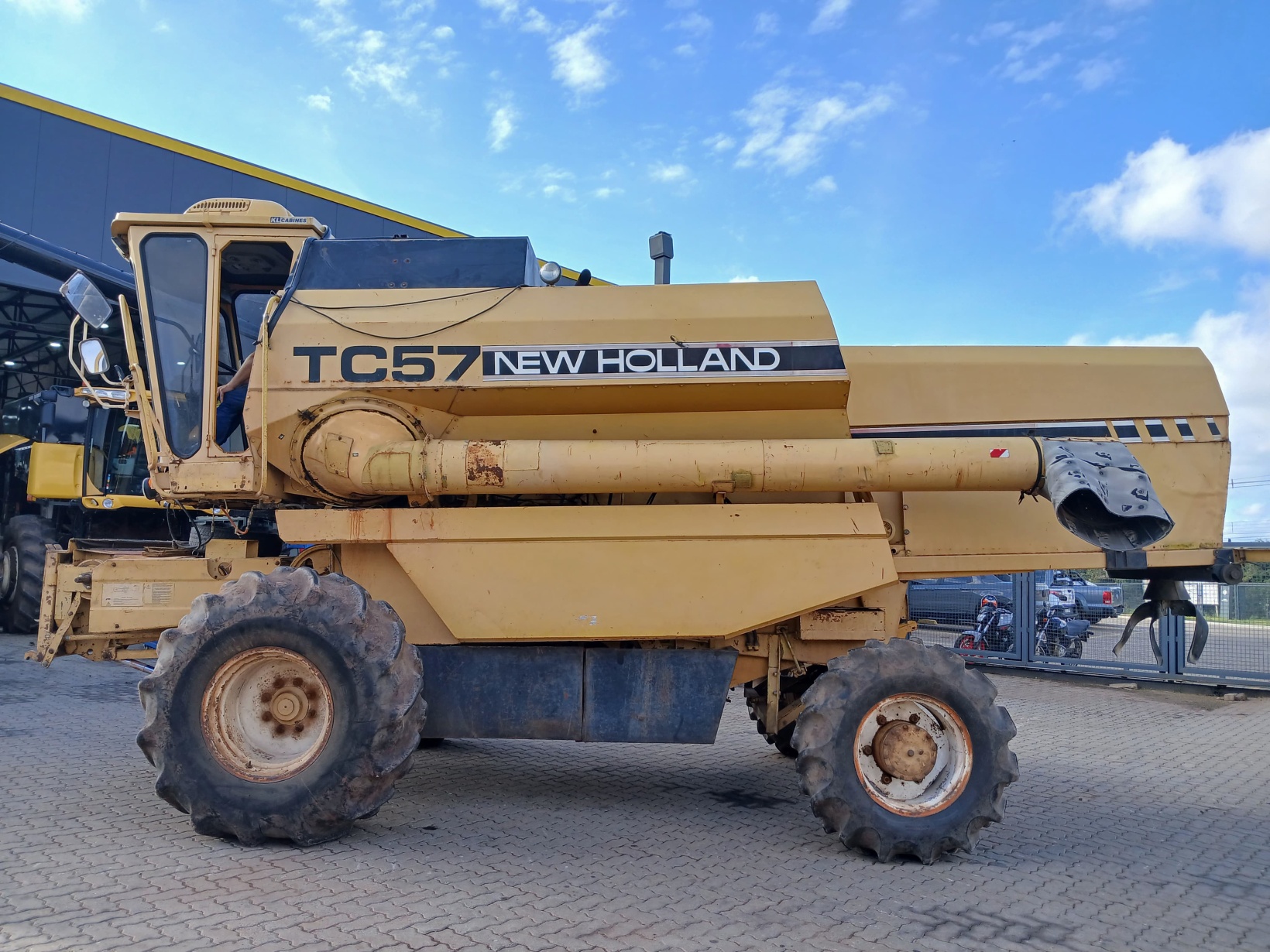 Colheitadeira New Holland TC 57 ano 1996