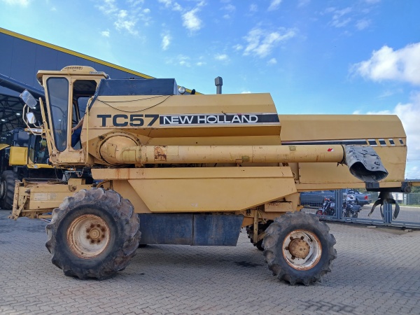 Colheitadeira New Holland TC 57 ano 1996