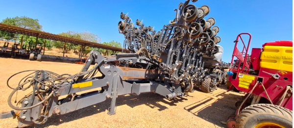 Plantadeira Massey Ferguson Momentum com kit mamute 1.400 lts ano 2023