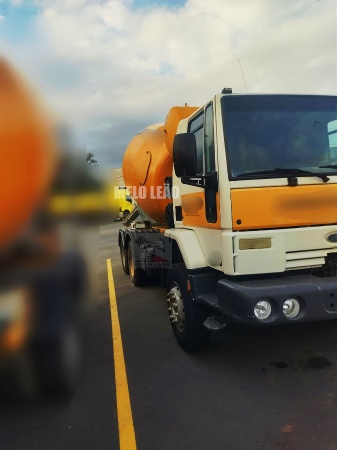 Caminhão Ford Cargo 2622E (6x4) ano 2009