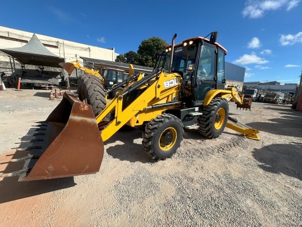 Retroescavadeira JCB 3CX ano 2020