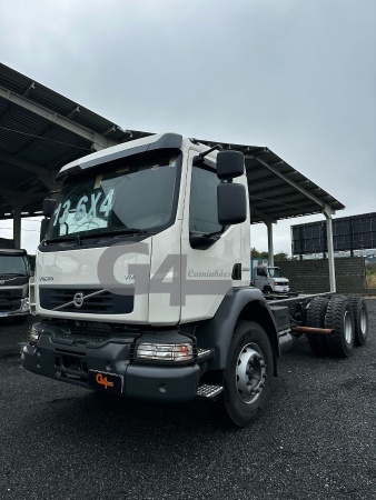 Caminhão Volvo VM330 ano 2013