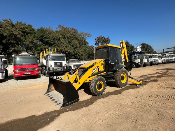 Retroescavadeira JCB 3C ano 2014