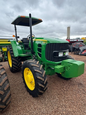 Trator John Deere 6110D ano 2012