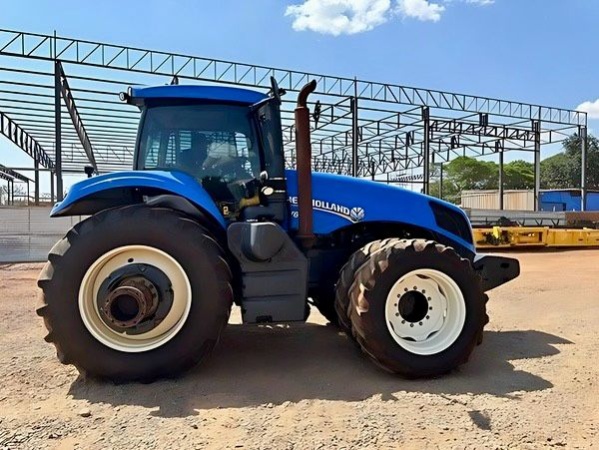 Trator New Holland T8 385 ano 2014