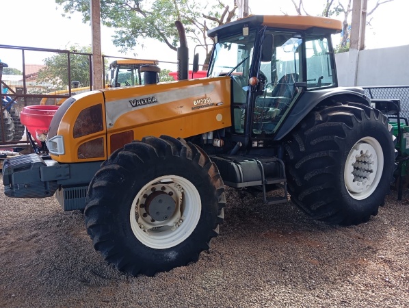 Trator Valtra BH205i ano 2013