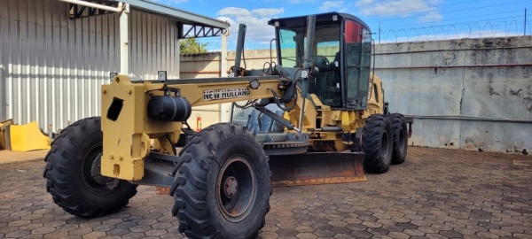 Motoniveladora New Holland RG170.B  ano 2011