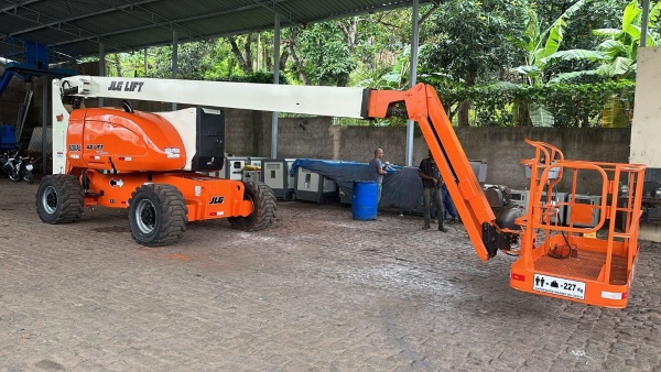 Plataforma JLG 800 AJ ano 2008