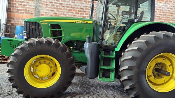 Trator John Deere 6150J ano 23