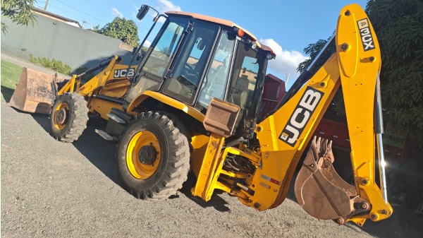 Retroescavadeira JCB 3XC ano 2021
