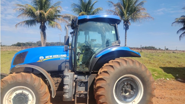 Trator New Holland Trator New Holland ano 2014