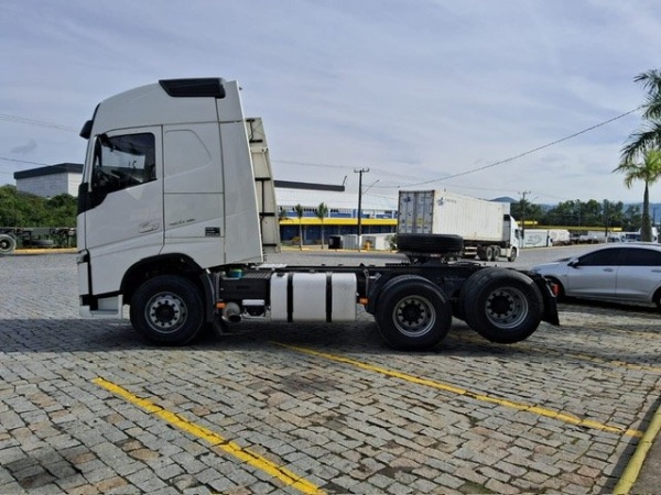 Caminhão Volvo FH420 6X2 ano 2021