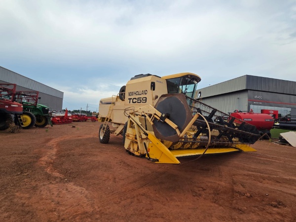 Colheitadeira New Holland TC 59 ano 2003