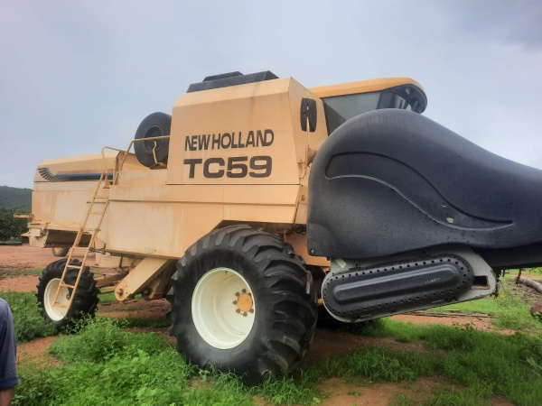 Colheitadeira New Holland TC 59 ano 2003