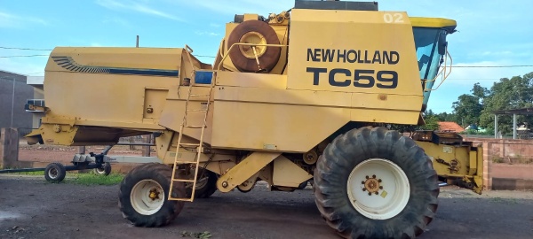Colheitadeira New Holland TC 59 ano 2002