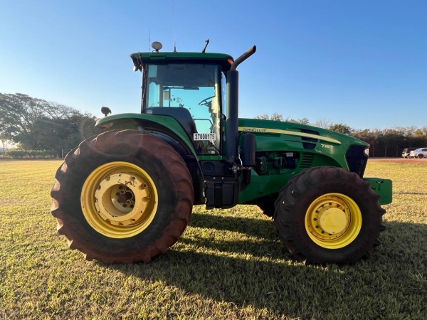 Trator John Deere 7215J