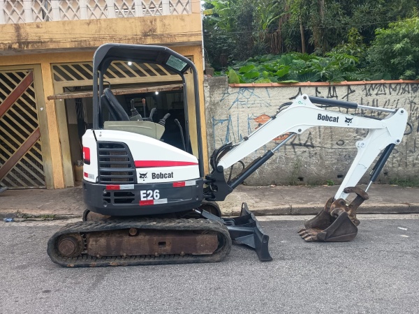 Mini Escavadeira Bobcat E26 ano 2012