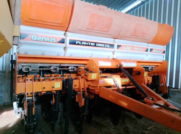 Plantadeira Genius GDP 9045 ano 2013