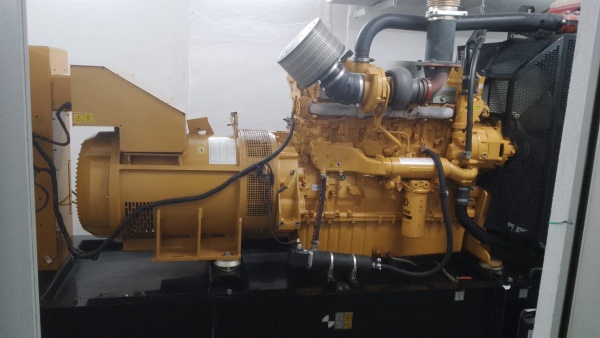 Gerador de Energia Caterpillar 500 kVA ano 2020