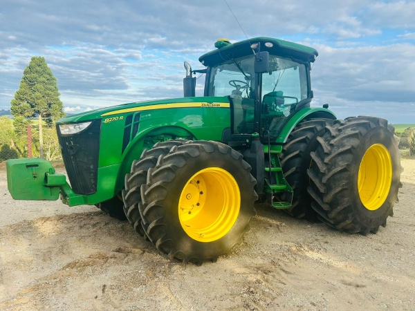 Trator John Deere 8270R ano 2016